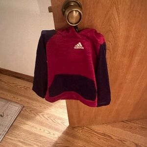Marrón with blue adidas sweater